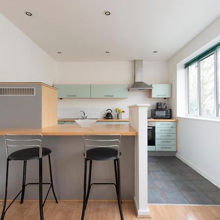 Modern Luxury Apartment By Bow Road Station London Exterior foto